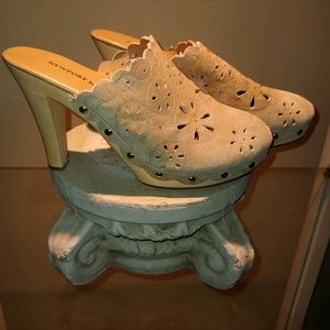 Newport News Tan Suede Heels - 6M - B6